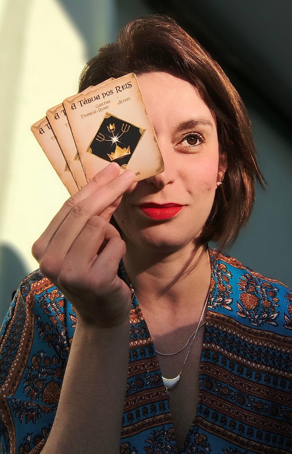 Tamires Laffayett segurando cartas de tarot